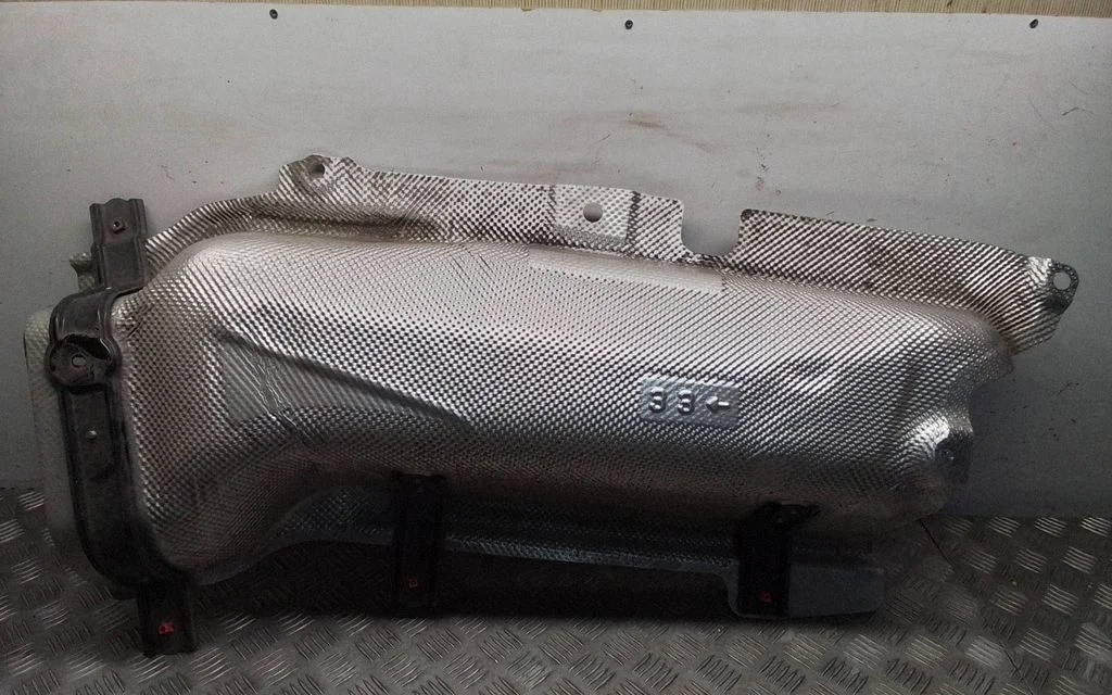 Heat shield in engine bay – Lexus RX 450H (2016-)