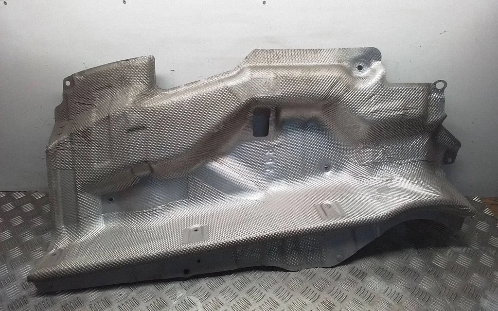 Heat shield in engine bay – Lexus RX 450H (2016-)