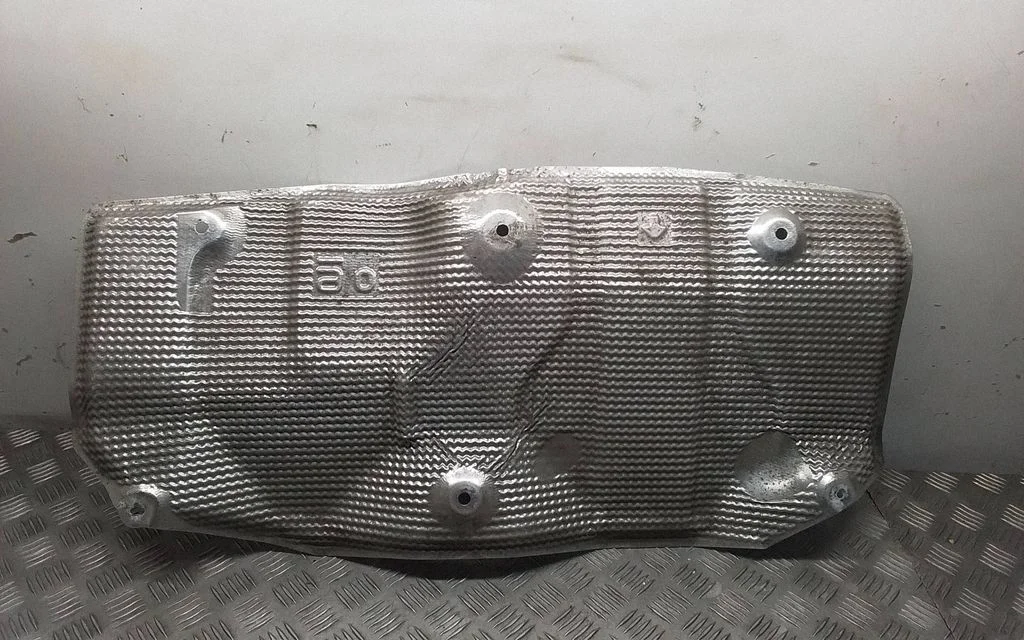 Heat shield in engine bay – Lexus RX 450H (2016-)