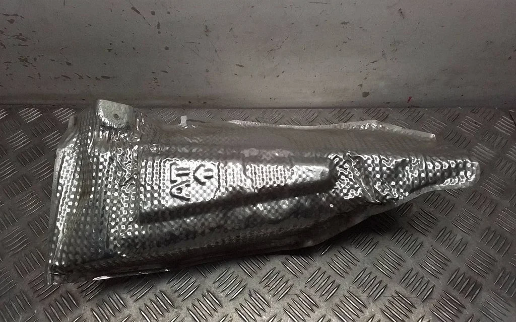 Heat shield in engine bay – Lexus RX 450H (2016-)