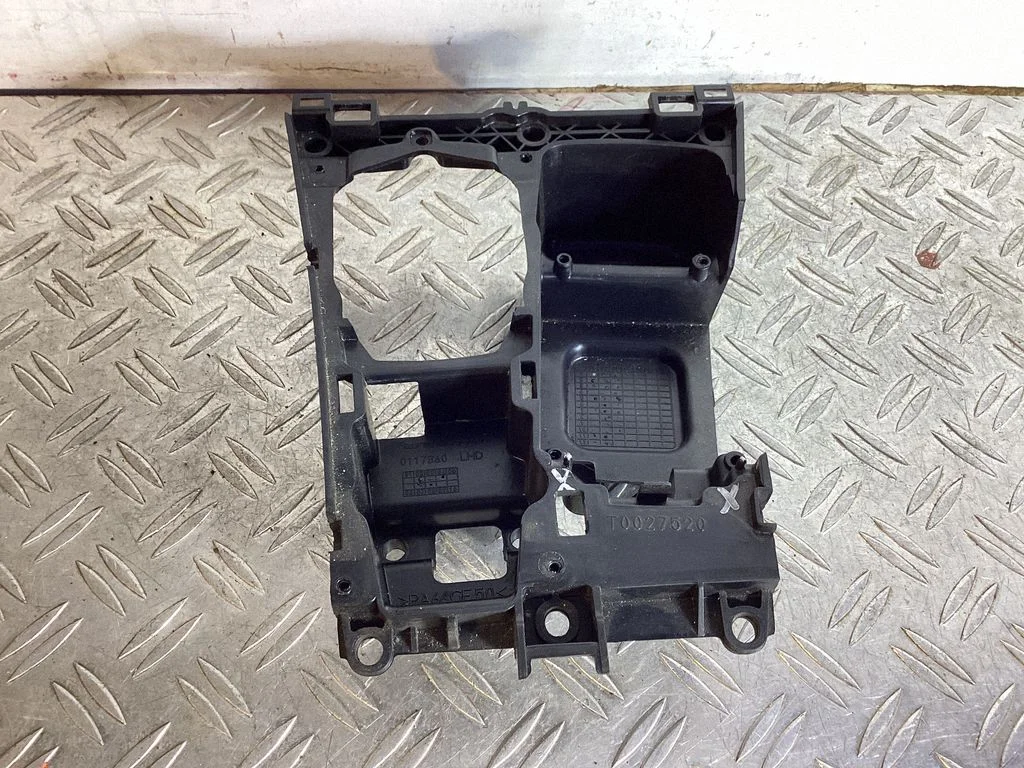 Gear shift cable bracket 773201