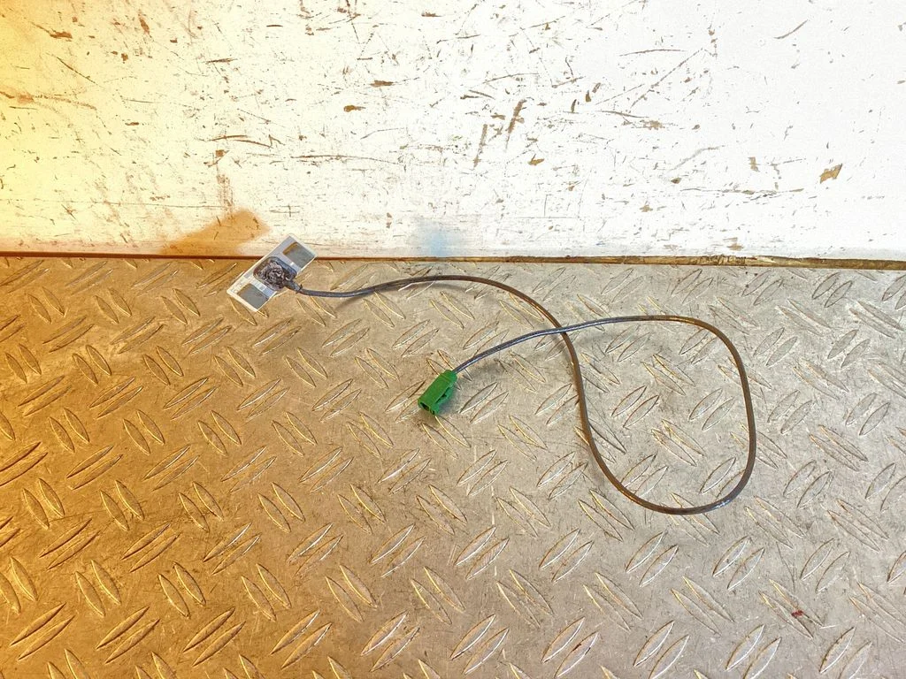Bluetooth antenna – Tesla Model Y (2020-)