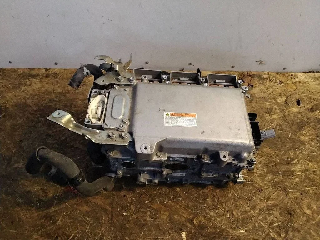 Voltage converter inverter – Toyota RAV 4 (XA40) (2012-2018)