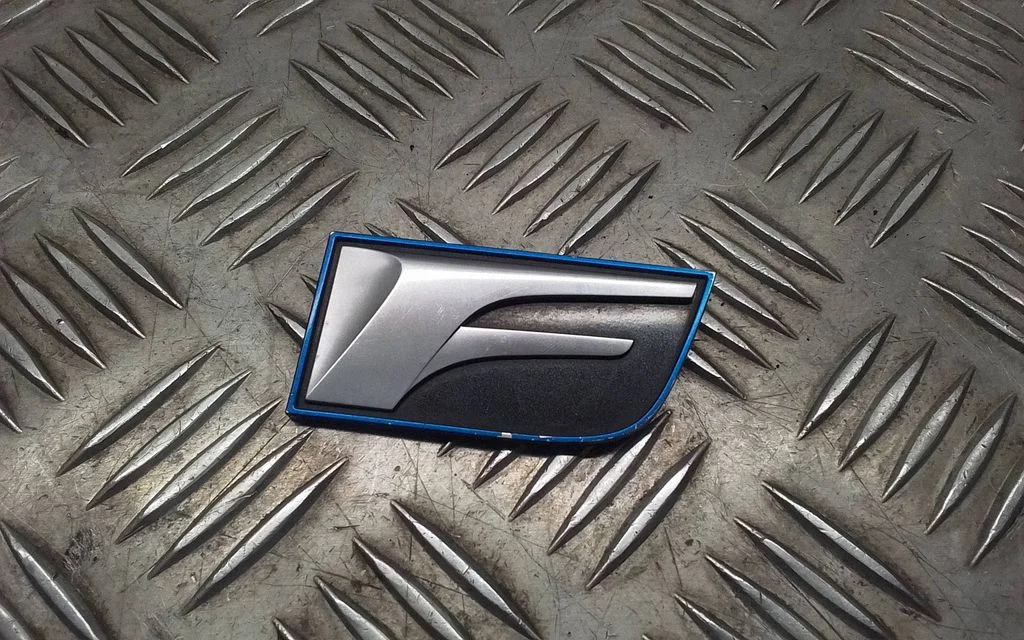 Oznaczenie modelu na błotniku – Lexus NX (2021-)