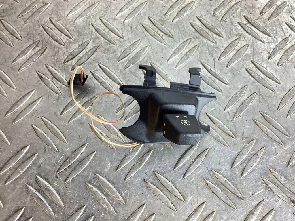 Steering wheel adjustment switch 61316966710