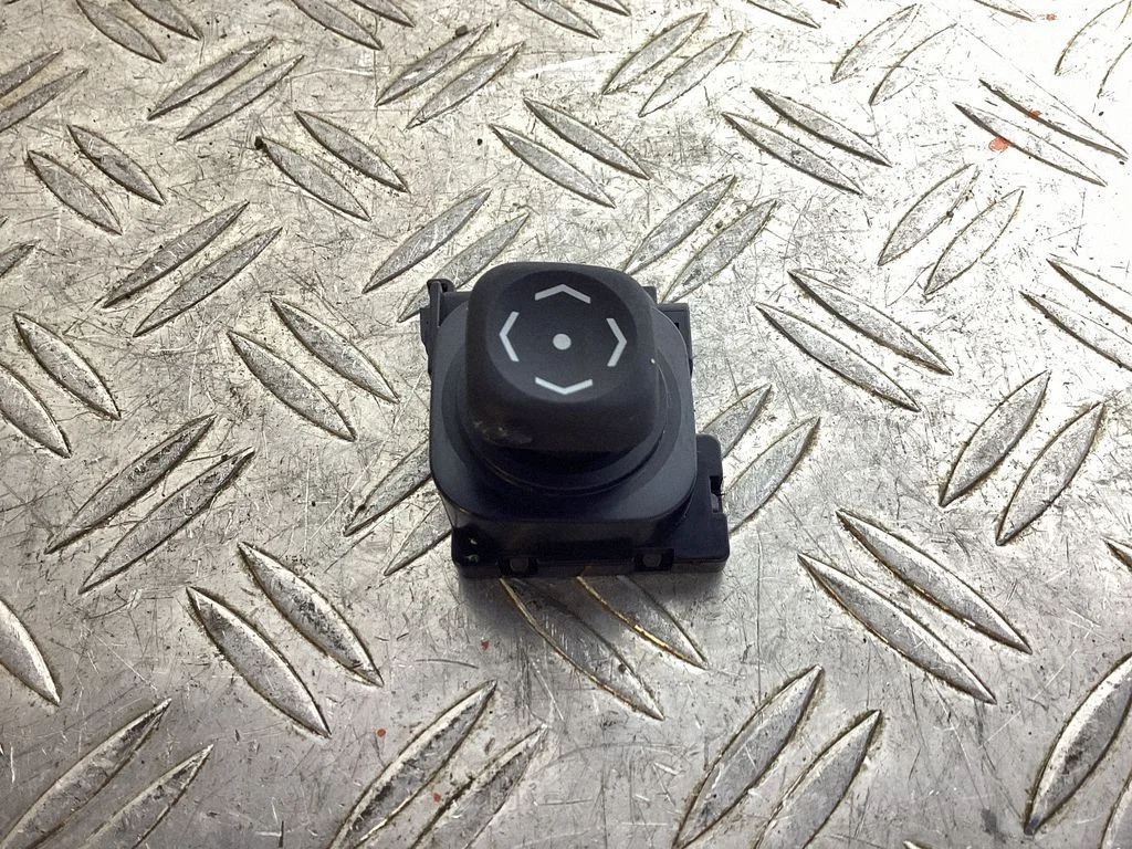 Steering wheel adjustment switch