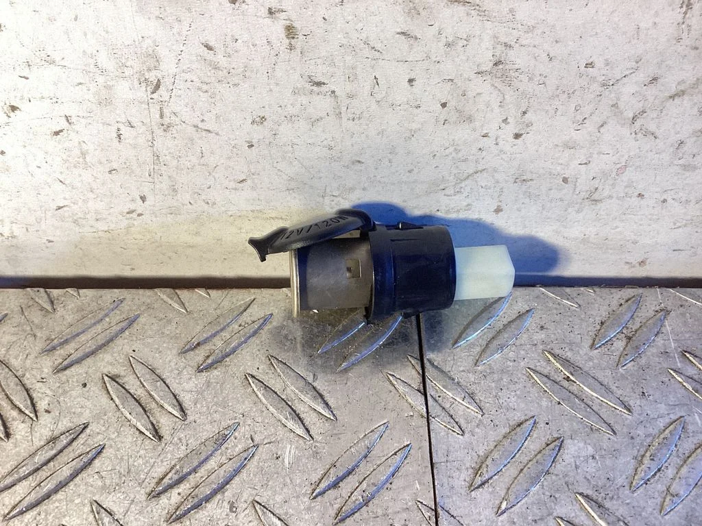 12 V Socket (front) – Toyota RAV 4 (XA40) (2012-2018)