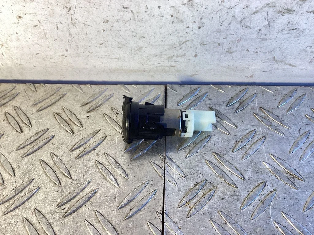 12 V Socket (front) – Toyota RAV 4 (XA40) (2012-2018)