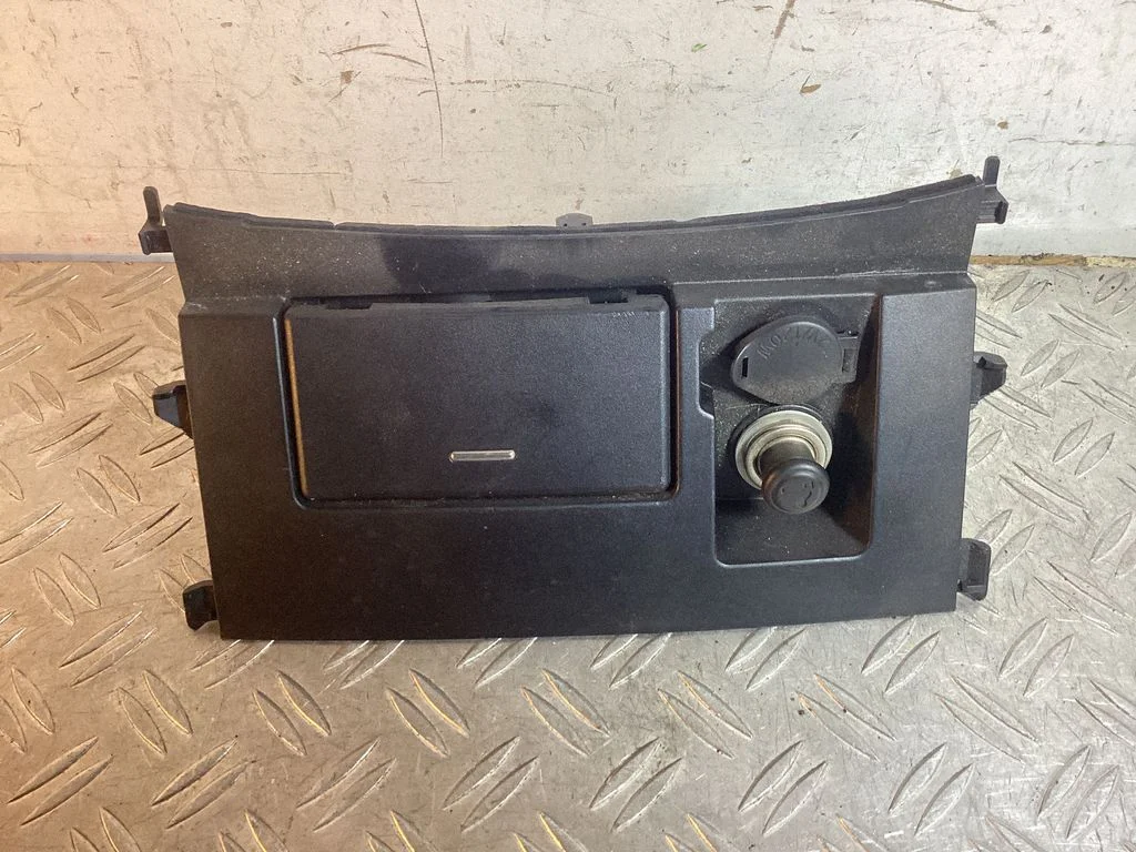12 V Socket (front) – Toyota Land Cruiser (J200) (2008-)