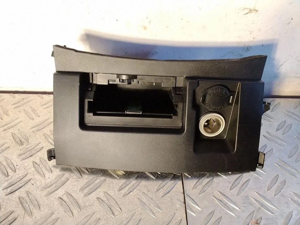 12 V Socket (front) – Toyota Land Cruiser (J200) (2008-)