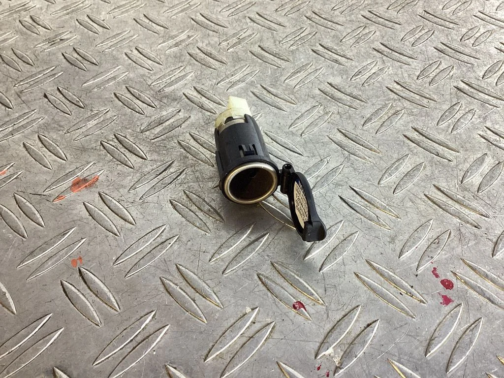 12 V Socket (front) – Lexus GS 250 350 300H 450H (2013-)