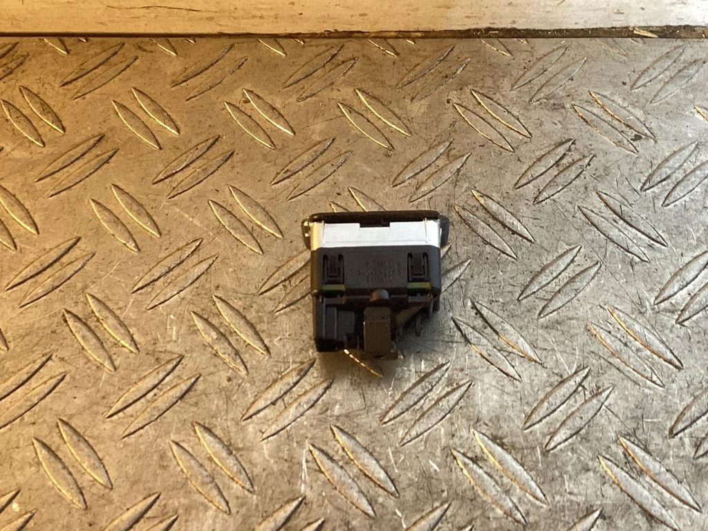 Tailgate opening switch A1668707610