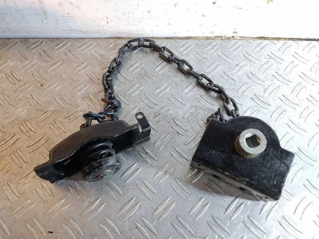 Stub axle – Toyota Land Cruiser (J150) (2009-)