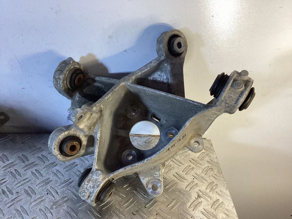 Stub axle – Tesla Model 3 (2017-)