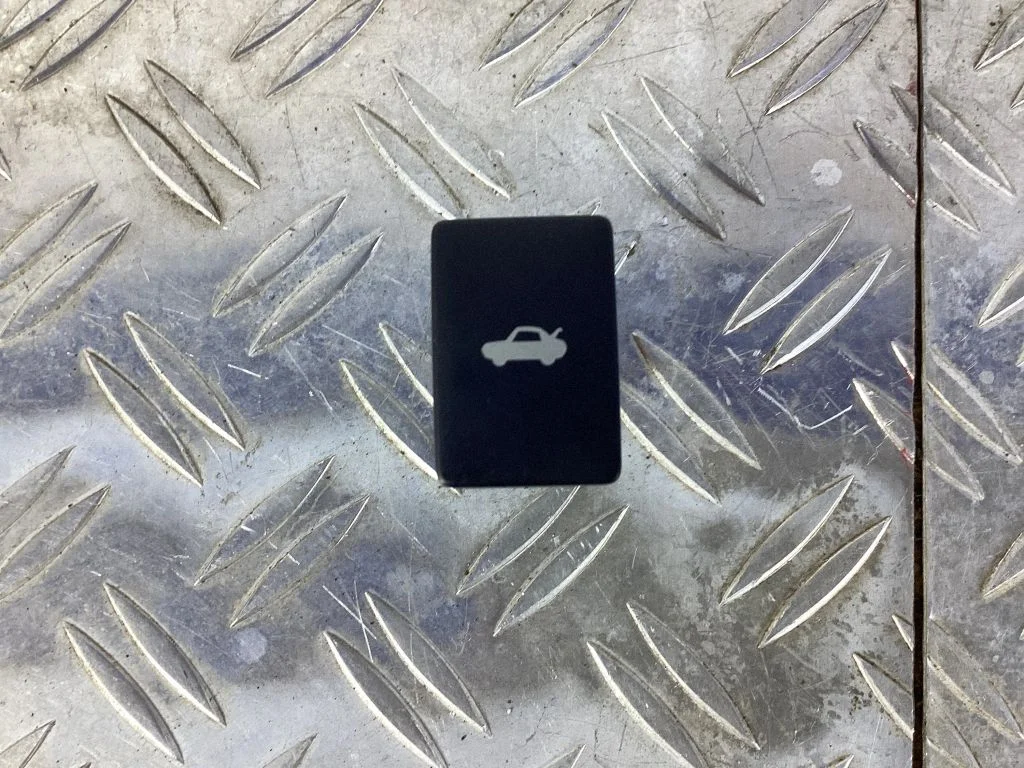 Tailgate opening switch – Lexus RC (2014-)