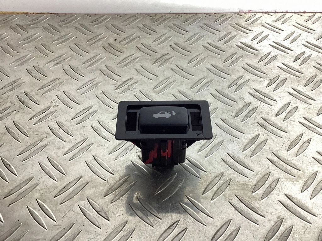 Tailgate opening switch – Lexus GS 250 350 300H 450H (2013-)