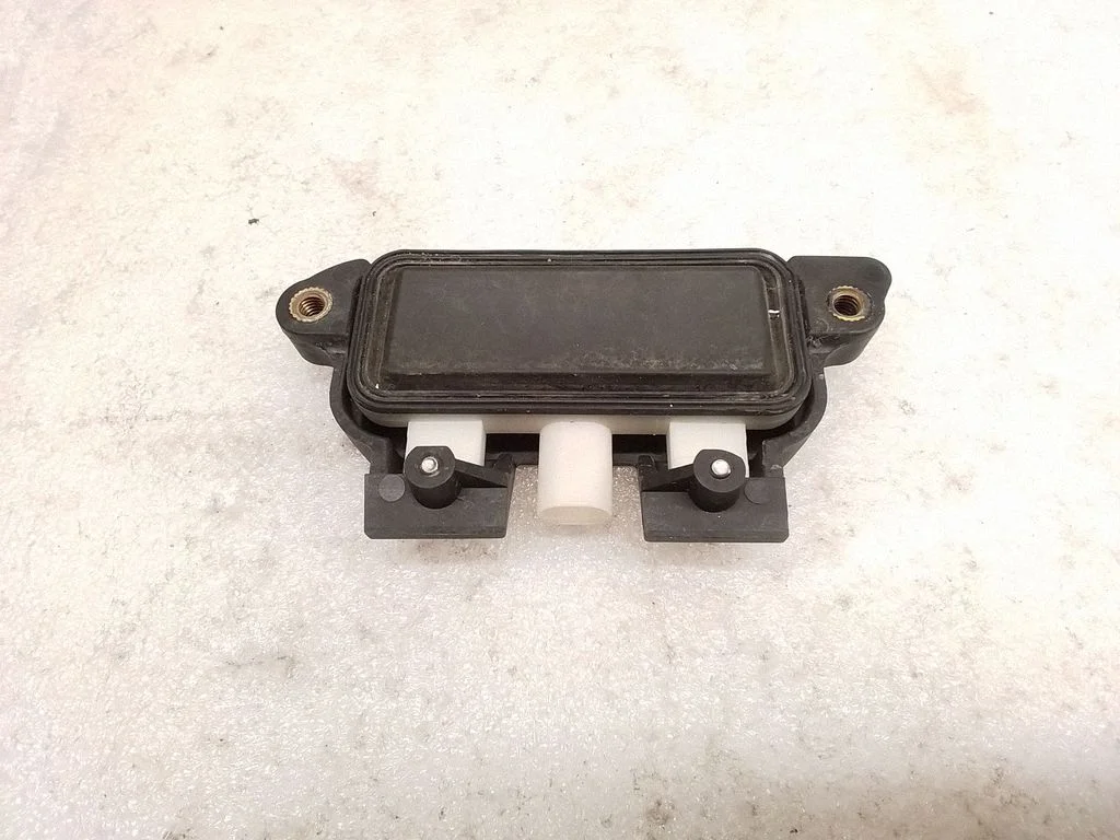 Tailgate opening switch – Tesla Model S (2012-)