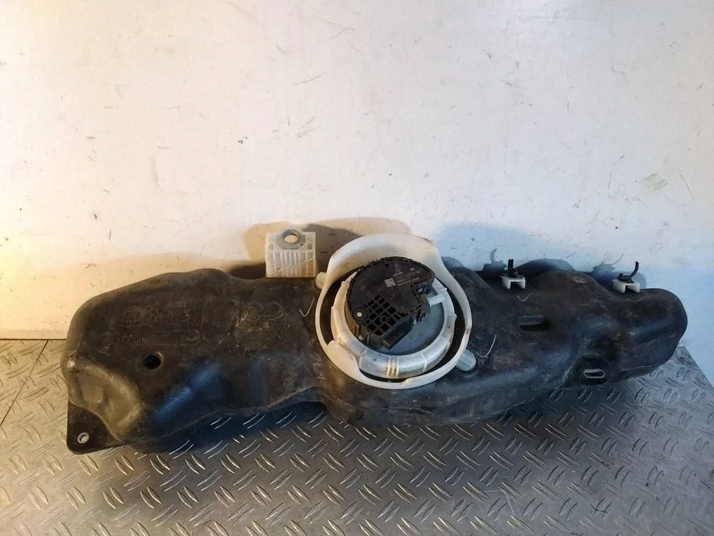AdBlue liquid reservoir – Toyota Land Cruiser (J150) (2009-)
