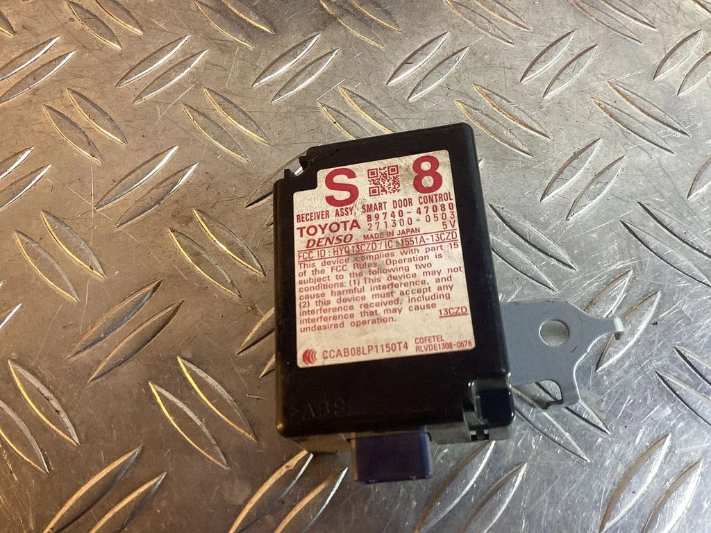 Keyless (KESSY) go control unit/module – Toyota Prius+ (ZVW40) (2011-2018)