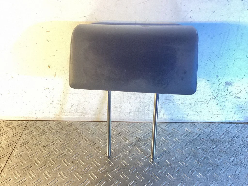 Rear seat headrest