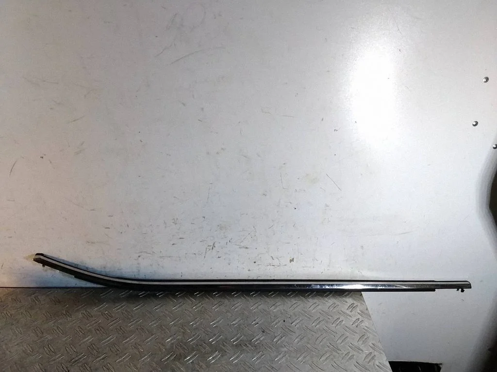 Rear door glass trim molding – Lexus RX 450H (2016-)