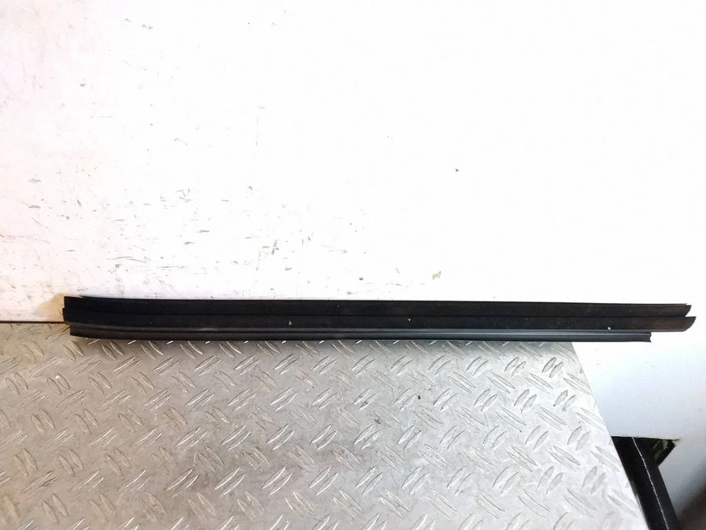Rear door glass trim molding – Lexus RX 450H (2016-)