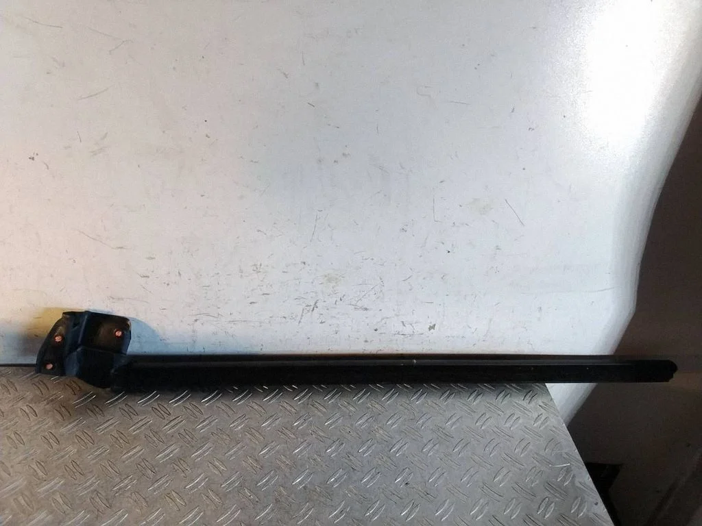 Front door glass trim molding 150006200D