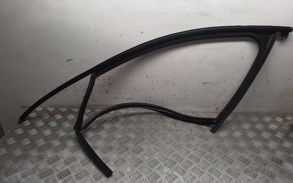 Front door glass trim molding – Porsche Macan (95B) (2019-)