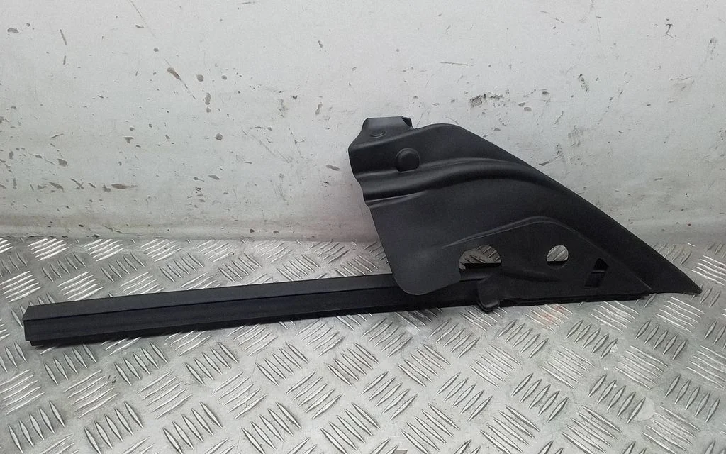 Front door glass trim molding 150006700B