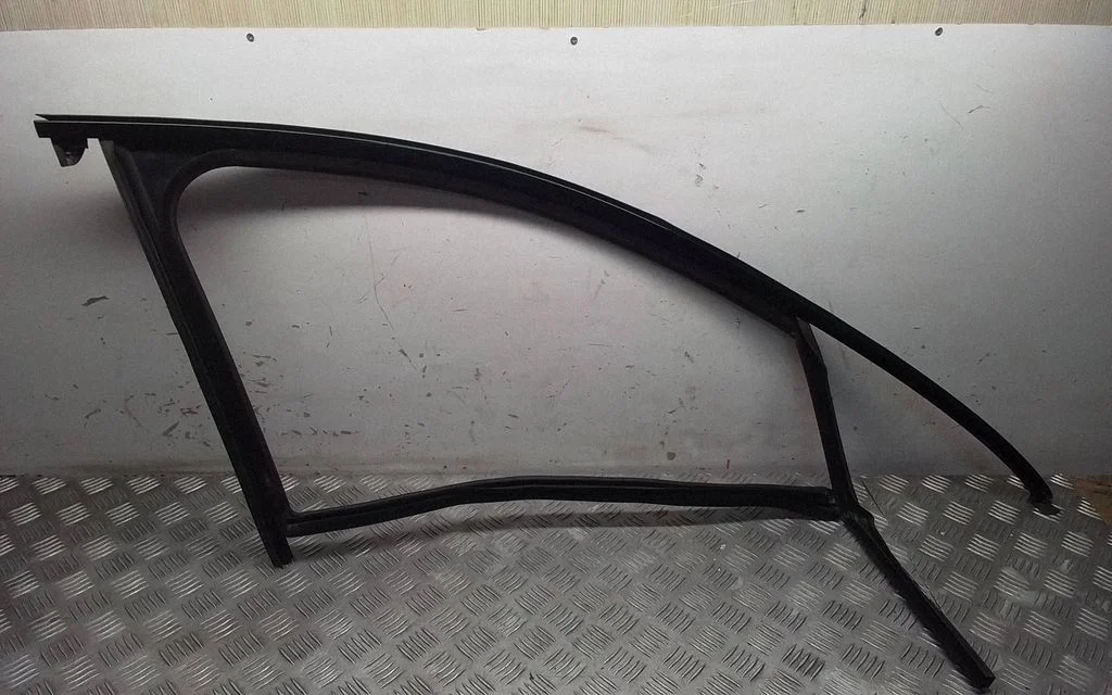 Front door glass trim molding – Porsche Macan (95B) (2019-)