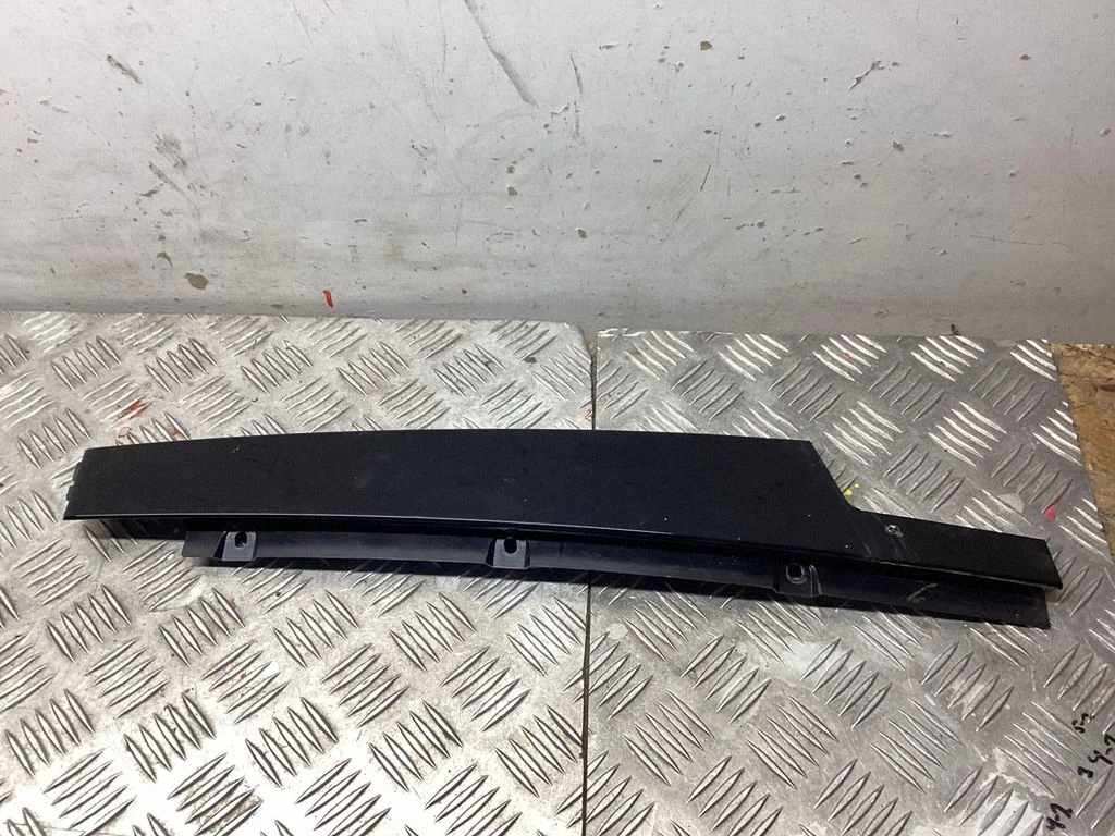 Front door glass trim molding 9Y3837901A