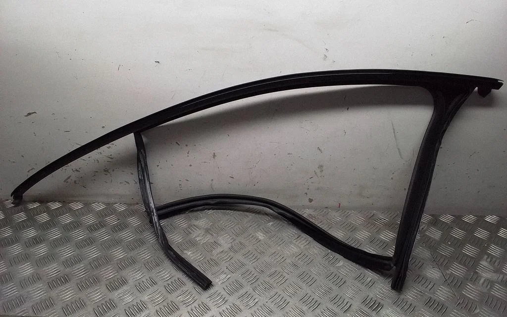 Front door glass trim molding – Porsche Macan (95B) (2019-)