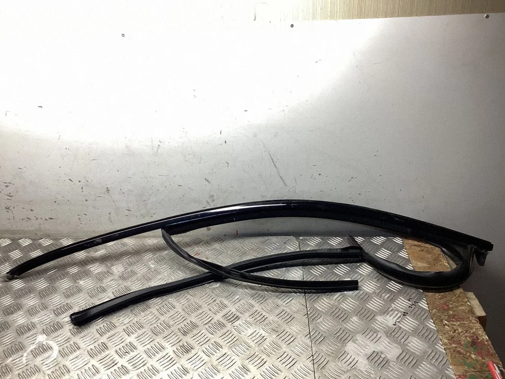 Front door glass trim molding 9Y3837431A