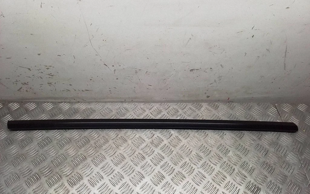 Door glass trim – Tesla Model Y (2020-)