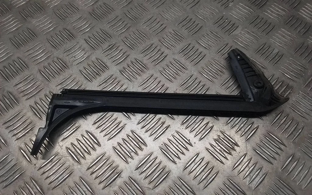 Door glass trim – Tesla Model Y (2020-)