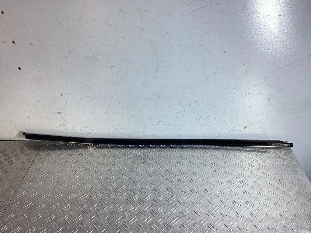 Front door glass trim molding – Porsche Macan (95B) (2014-2018)
