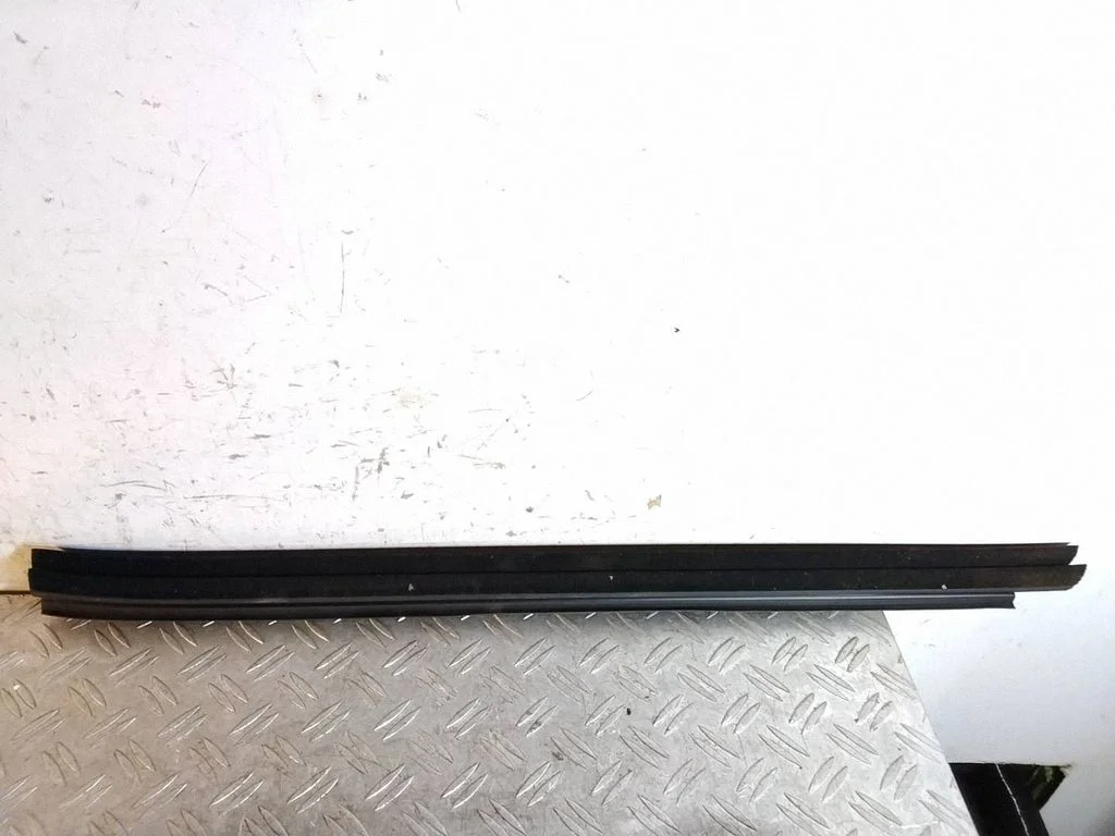 Rear door glass trim molding – Lexus RX 450H (2016-)