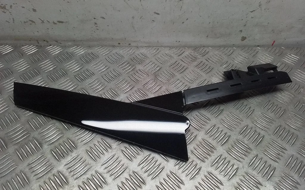 Rear door glass trim molding – Porsche Macan (95B) (2019-)
