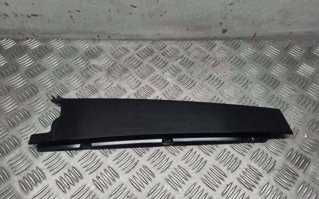 Rear door glass trim molding – Porsche Macan (95B) (2019-)