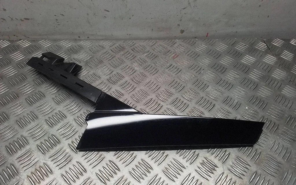 Rear door glass trim molding – Porsche Macan (95B) (2019-)