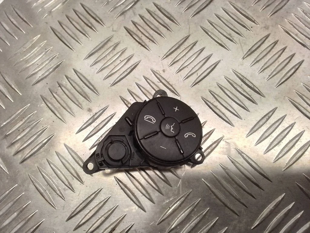 Steering wheel buttons/switches – Mercedes-Benz GLK-Class (X204) (2008-2016)