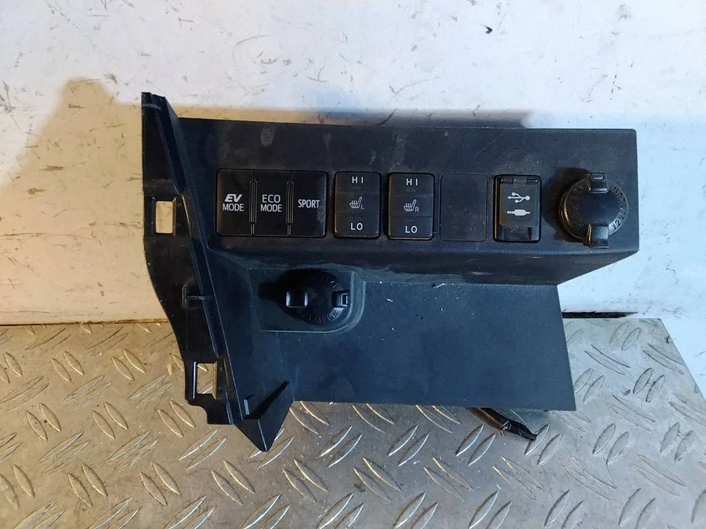 A set of switches – Toyota RAV 4 (XA40) (2012-2018)
