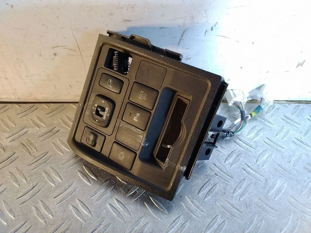 A set of switches – Toyota Land Cruiser (J200) (2008-)