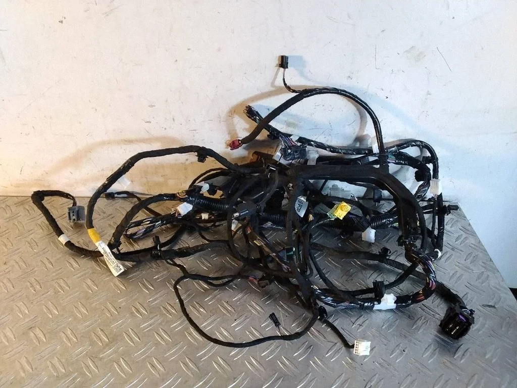 Panel wiring – Tesla Model Y (2020-)