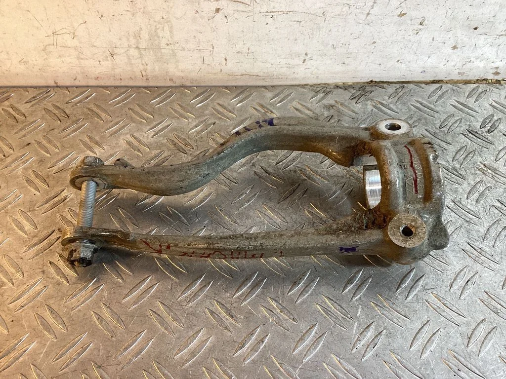 Lower shock absorber bracket – Porsche Macan (95B) (2019-)