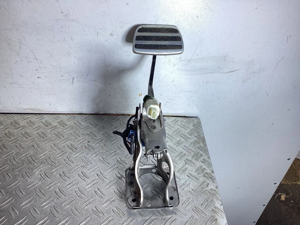 Piduripedaal – Lexus GS 250 350 300H 450H (2013-)