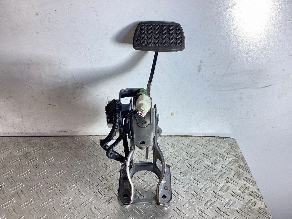 Piduripedaal – Lexus GS 250 350 300H 450H (2013-)