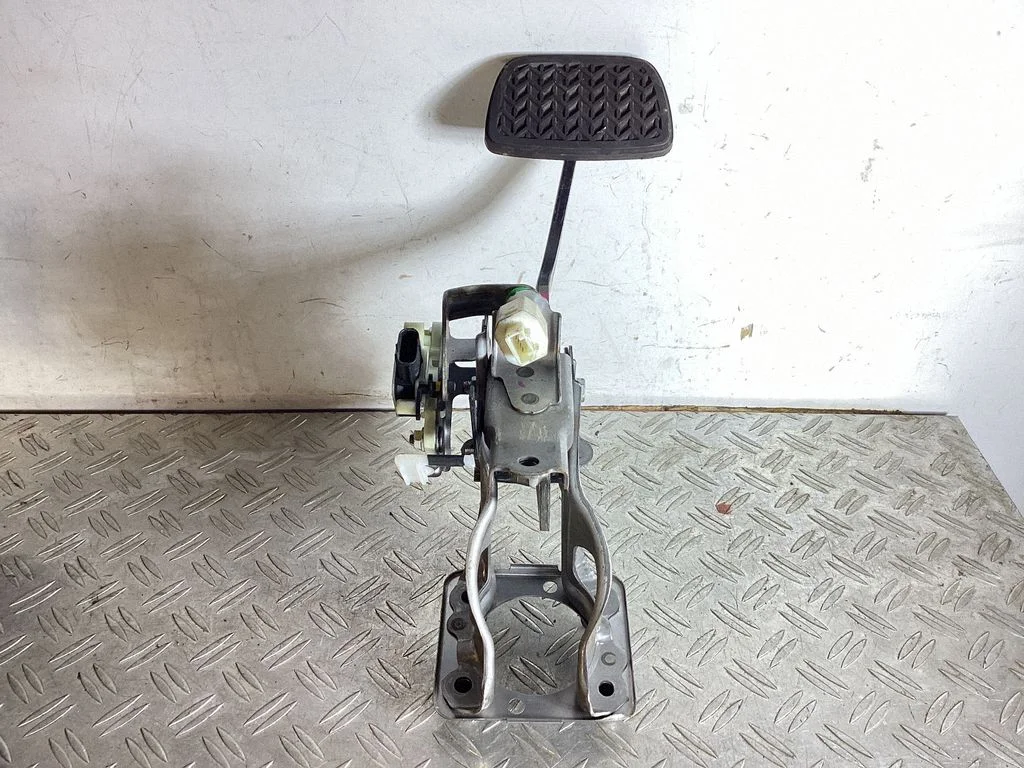 Piduripedaal – Lexus GS 250 350 300H 450H (2013-)