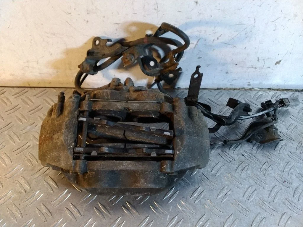 Zacisk hamulcowy przedni – Toyota Land Cruiser (J150) (2009-)