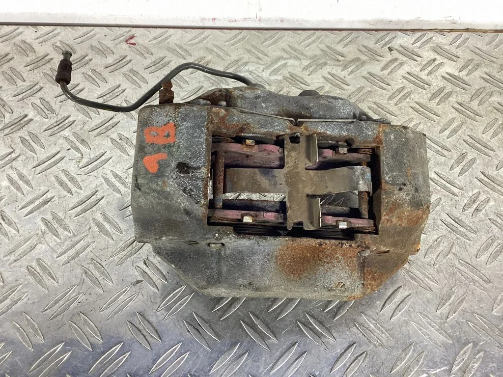 Zacisk hamulcowy przedni – Toyota Land Cruiser (HDJ90) (1996-2002)